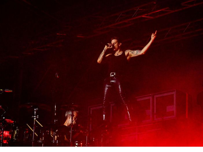 Achille Lauro porta in scena i suoi tanti volti e svela il futuro