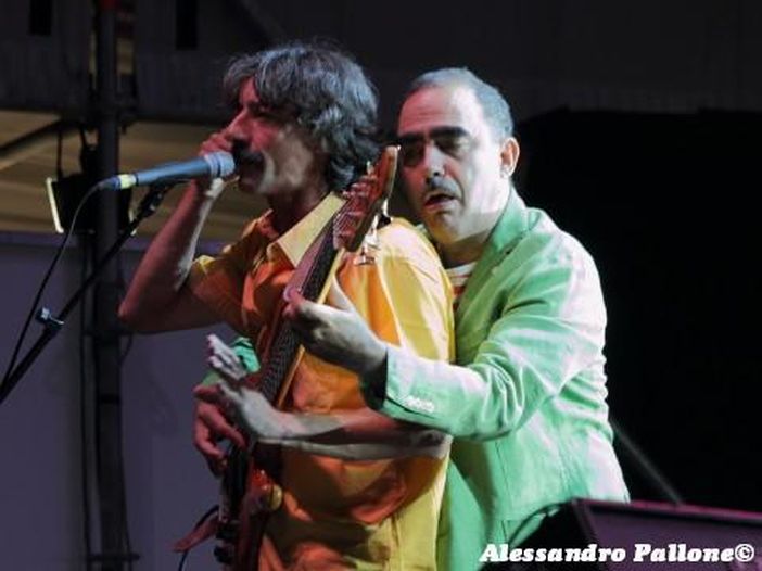 Massimo Lopez e gli Elio e le Storie Tese in campo per Austin Powers Massimo Lopez e gli Elio e le Storie Tese in campo per Austin Powers