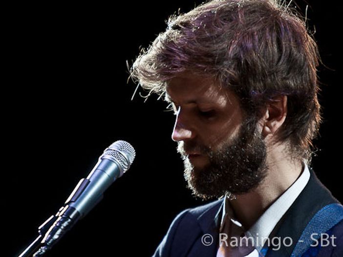 Dente: “Ho sempre pensato le canzoni come delle fotografie” Dente: “Ho sempre pensato le canzoni come delle fotografie”