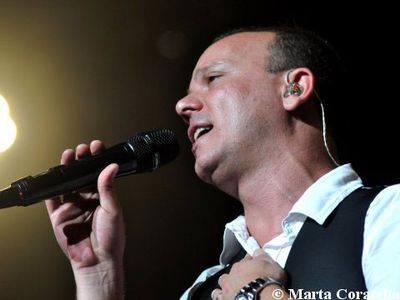 Gigi D&amp;#8217;Alessio trionfa a Napoli con l&amp;#8217;aiuto di San Gennaro