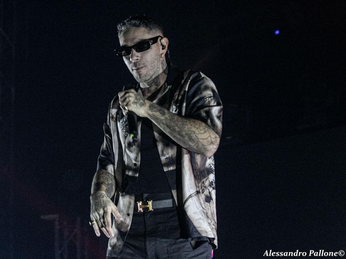 Emis Killa nella colonna sonora del nuovo film di Aldo, Giovanni e Giacomo Emis Killa nella colonna sonora del nuovo film di Aldo, Giovanni e Giacomo