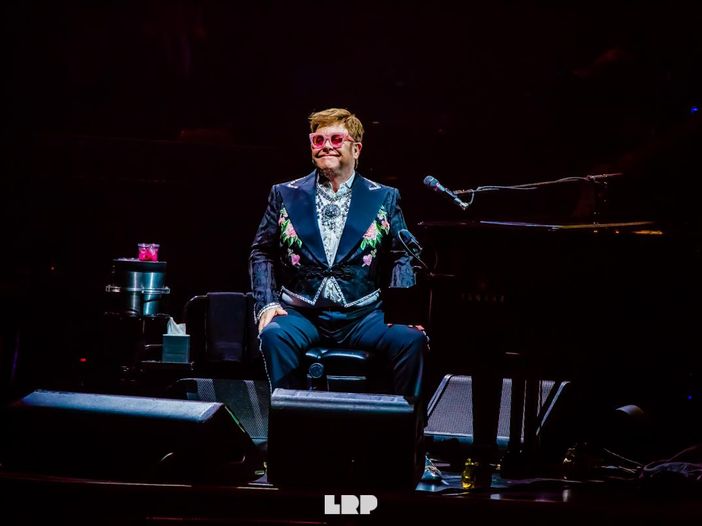 La performance natalizia di Elton John in centro a New York La performance natalizia di Elton John in centro a New York