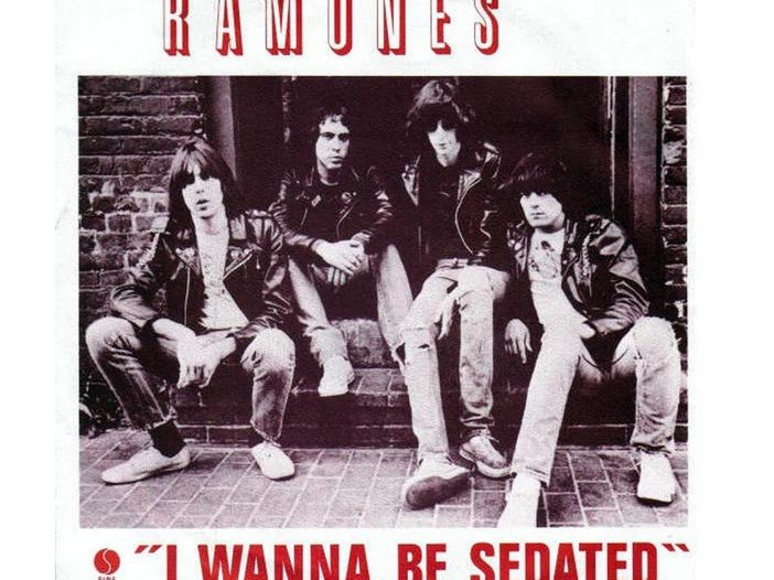 Ramones, &lsquo;I Wanna Be Sedated&rsquo; diventa un inno pro-vax con Kyle Gass, Steve Lukather, Amy Lee e altri