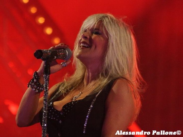 Samantha Fox, convertita ma non troppo