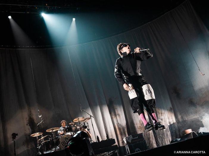 Ozzy Osbourne investe Yungblud con la macchina