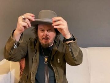 Zucchero - racconta le sue collaborazioni internazionali, da Sting a Clapton. E Aretha...