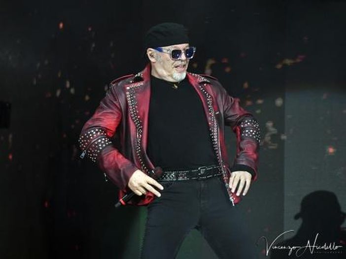 Vasco Rossi, &lsquo;Albachiara&rsquo; con alla chitarra il sindaco di Roma