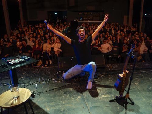 Tra comedy e podcast: il settore live oltre i concerti