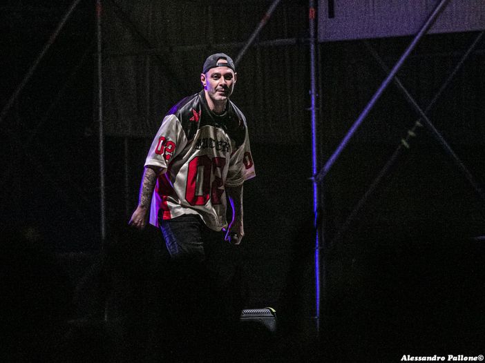 Fabri Fibra: ecco la tracklist di 'Guerra e pace' con ospiti Neffa ed Elisa Fabri Fibra: ecco la tracklist di 'Guerra e pace' con ospiti Neffa ed Elisa