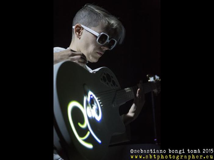 Concerti, Kaki King: quattro live dello spettacolo multimediale &quot;The neck is a bridge to the body&quot;