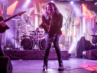 I milanesi Lacuna Coil prima band italiana a firmare per la Century Media; intanto la sede dell’etichetta tedesca è perquisita dalla polizia