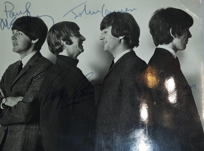 https://images.rockol.it/HKZ5-dGW0h6MgpNjBI2a57kQ0gc=/700x0/smart/rockol-img/img/foto/upload/05-foto-autografata-che-rossana-riceveva-da-londra-e-rispediva-ai-fan-italian.jpg