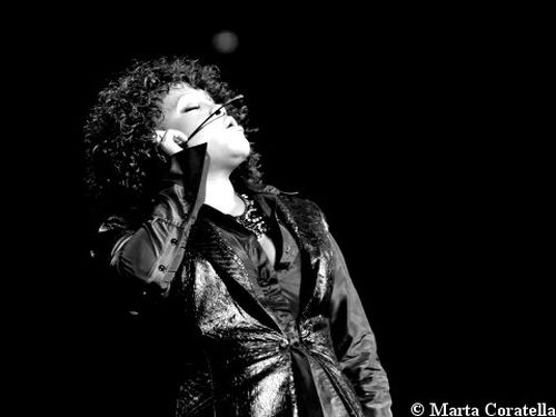 Whitney Houston e le star della Arista contro la BMG in difesa di Clive Davis
