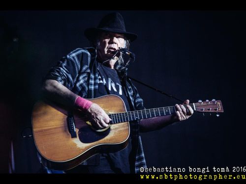 Neil Young abbandona Facebook
