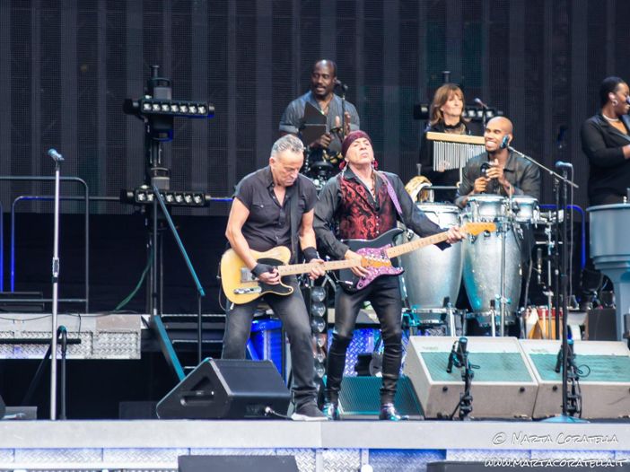 "Giù le mani da Bruce": continuano le polemiche "Giù le mani da Bruce": continuano le polemiche