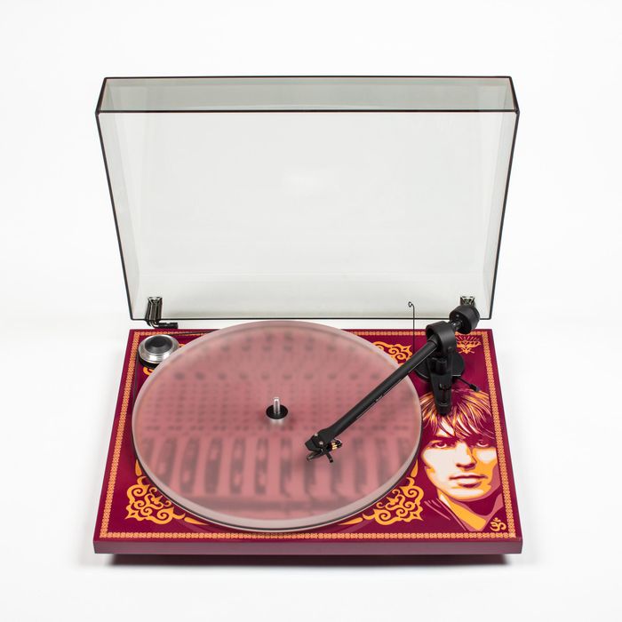 https://images.rockol.it/HdO0xfPNd9cil1vbhJgi1qBDKm8=/700x0/smart/rockol-img/img/foto/upload/george-harrison-pro-ject-turntable-product-shot.jpg