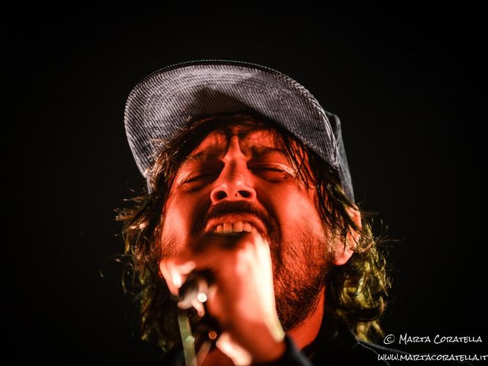 E l'indie diventò pop: l'avvento di Calcutta, dieci anni dopo E l'indie diventò pop: l'avvento di Calcutta, dieci anni dopo