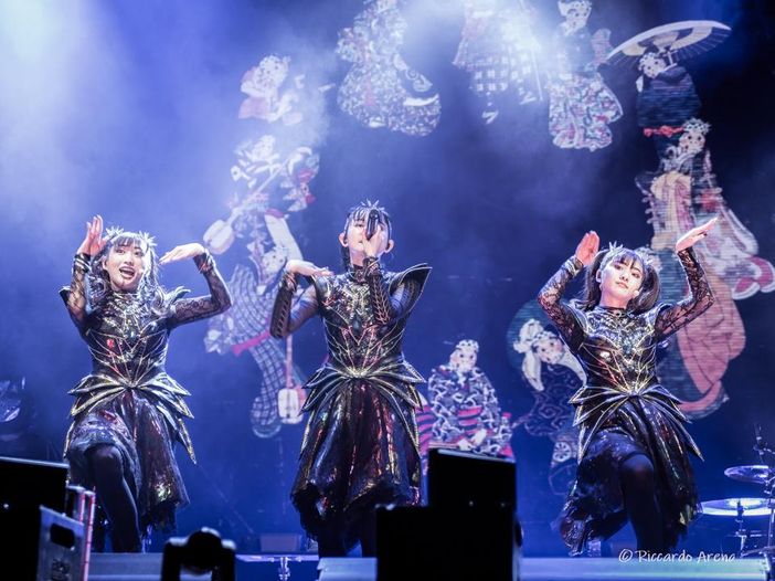 Babymetal, nuovo album in arrivo e un video dal vivo molto poco &quot;pasquale&quot;. GUARDA