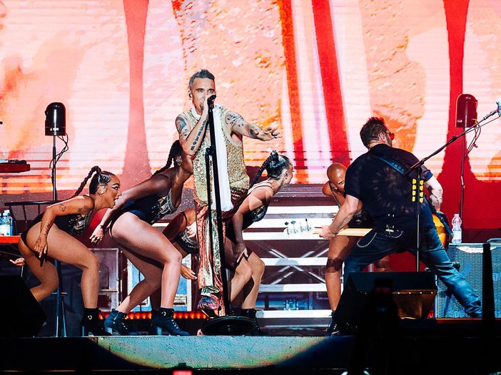 Robbie Williams torna sul palco: con lui ci saranno i Clash?