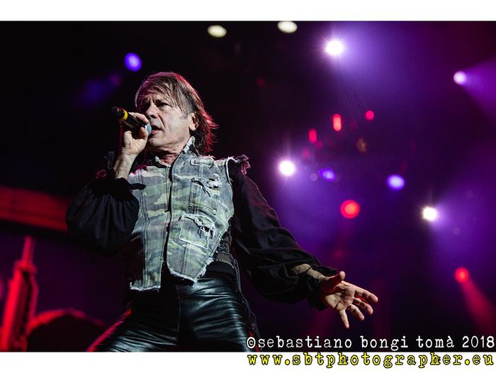 https://images.rockol.it/IRTmDujvulQ3VhlHYvtegoRueUo=/700x0/smart/rockol-img/img/foto/upload/iron-maiden-visarnoarena-sebastiano0024.jpg