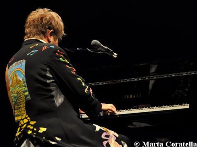 Elton John diventa direttore di giornale