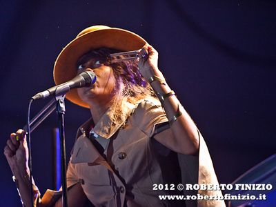 Per errore Erykah Badu riceve il premio di Jill Scott ai Soul Train Awards