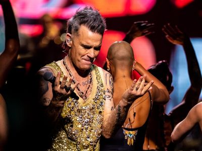 Fiori d’arancio per Robbie Williams: domani sposa la fidanzata Ayda Field