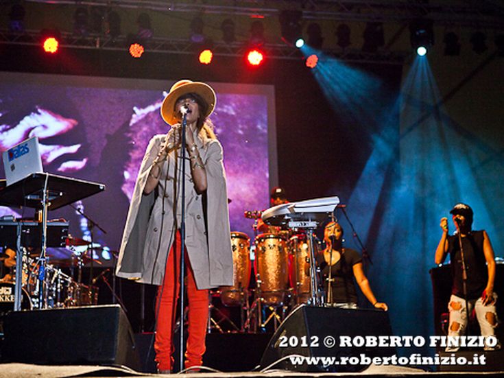 Erykah Badu trionfa ai Soul Train Music Awards