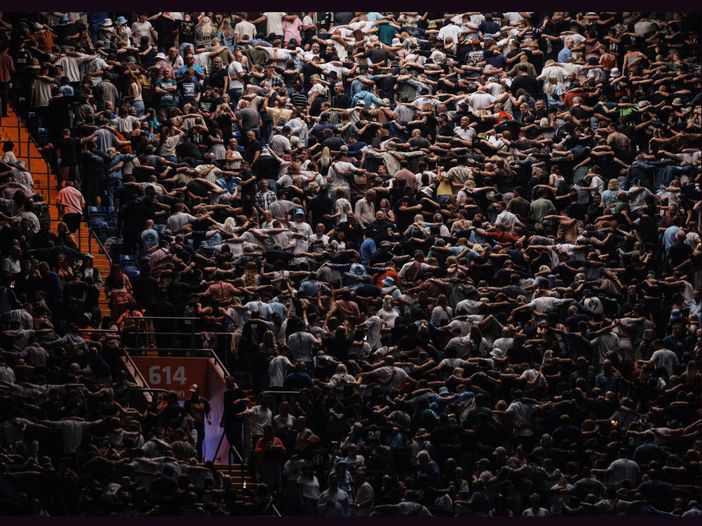 Oasis: il rito del “Poznan” ai live arriva dal mondo del tifo Oasis: il rito del “Poznan” ai live arriva dal mondo del tifo