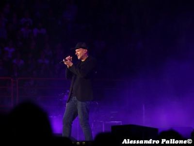 Max Pezzali, esce una nuova versione di &apos;Terraferma&apos;