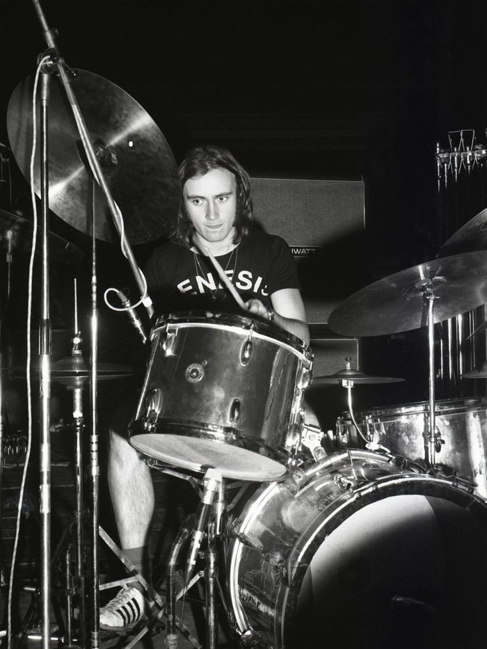https://images.rockol.it/JVo1rJy6kY39D1An0QVrK7DdVCw=/700x0/smart/rockol-img/img/foto/upload/06-phil-collins-genesis-roma-1973-fabio-d-emilio.jpg