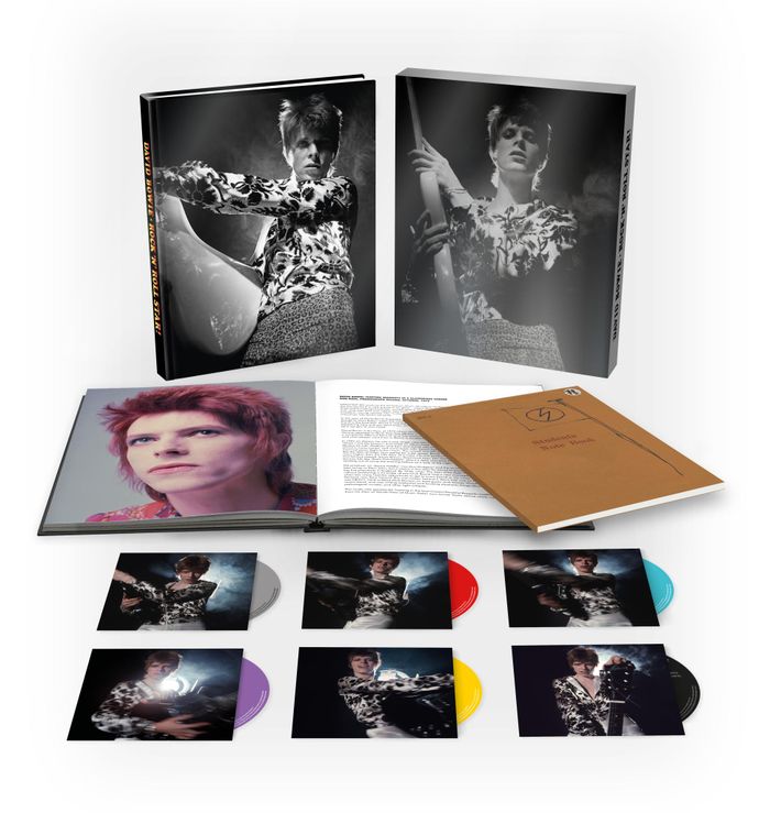 https://images.rockol.it/JaFKfog9t79nyoDbXZG6Gm3jNqU=/700x0/smart/rockol-img/img/foto/upload/bowie.2024-12-06-19-38-50.jpg
