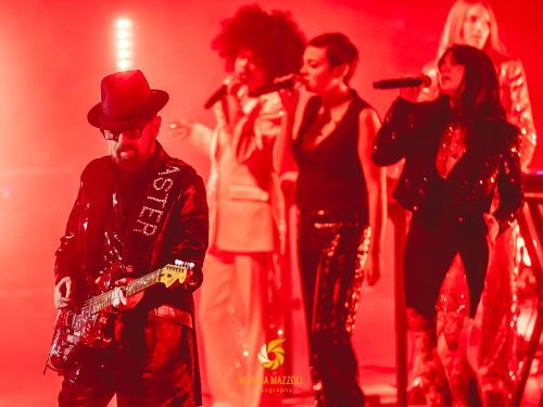 Dave Stewart contro i discografici: ma per Chris Blackwell fa un'eccezione