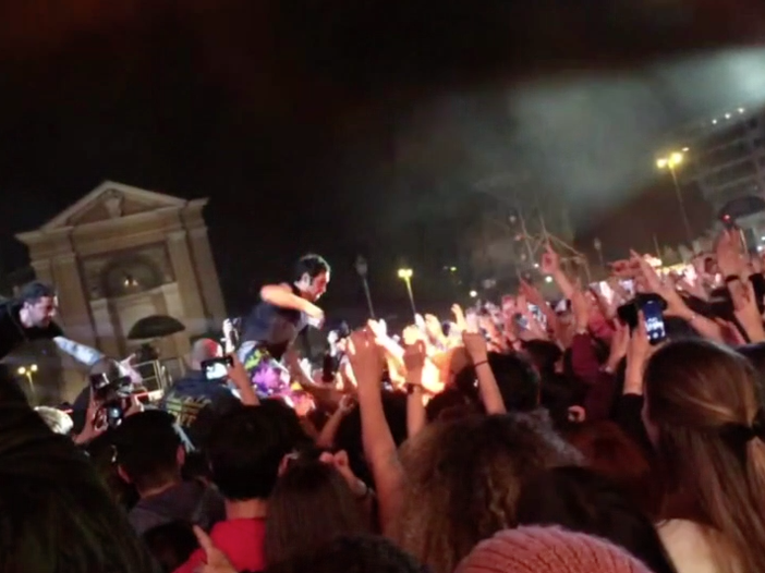 Concerto del Primo Maggio 2018 a Roma, guarda Cosmo che fa stage diving - VIDEO