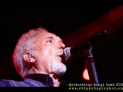 Tom Jones presenta il disco di duetti - con l&apos;aiuto di Zucchero
