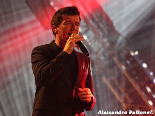 L'autore di Rick Astley: 'Sfruttato da YouTube come un immigrato a Dubai'