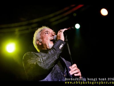 Tom Jones: &apos;Viva i capelli bianchi&apos;