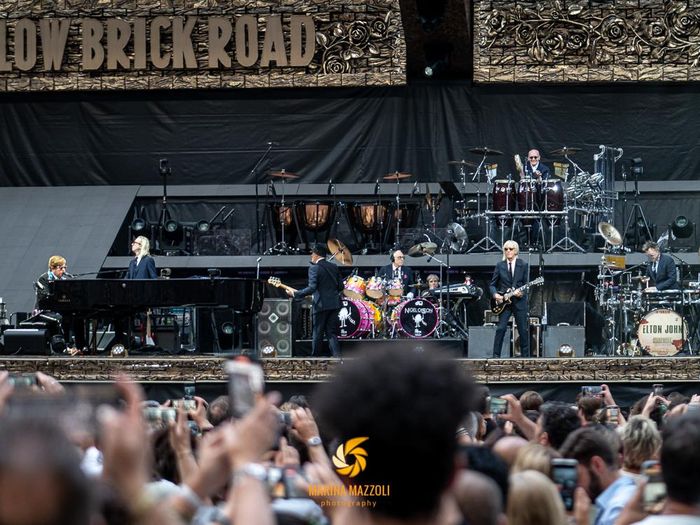 https://images.rockol.it/K0xvc--ueH1PZ1tyQX8LGUUP_PU=/700x0/smart/rockol-img/img/foto/upload/eltonjohnmilano-rockol-03.jpg