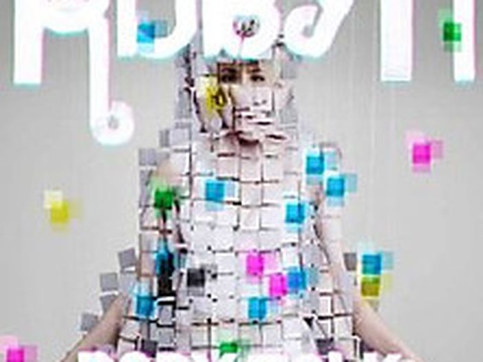 Robyn canta con i Savage Skulls e Douster in &#039;Bad gal&#039;