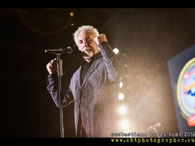 Concerti, Tom Jones: tour interrotto per una laringite
