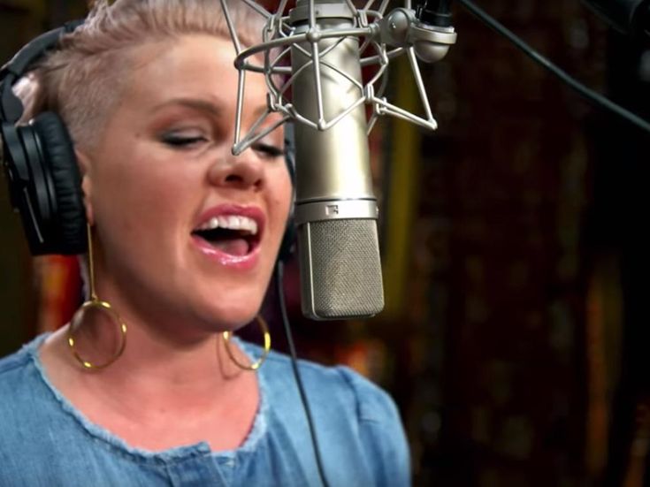 Pink e Macy Gray preparano una &apos;We are the world&apos; per Obama