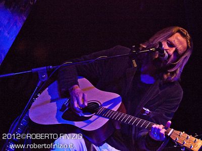 Giulio Casale presenta 'In fondo al blu', il suo disco da cantautore