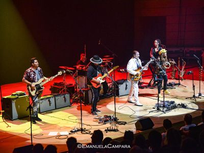 Colin Hay (Men at Work), ingiunzione di pagamento 'live'