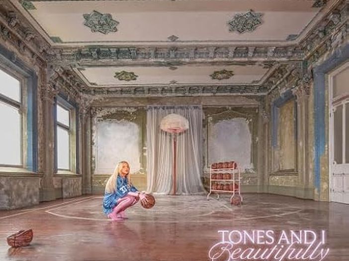 Tones And I racconta la storia di &quot;Dance monkey&quot;: video