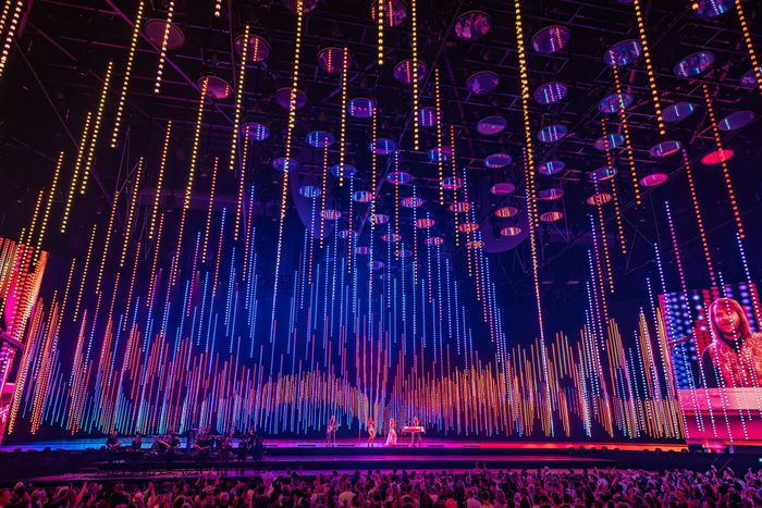https://images.rockol.it/LKVgnbHTFqTuRWgw-3HIAcdGqNY=/700x0/smart/rockol-img/img/foto/upload/dancing-queen-abba-voyage-abba-arena-london-photo-by-ralph-larmann.jpg