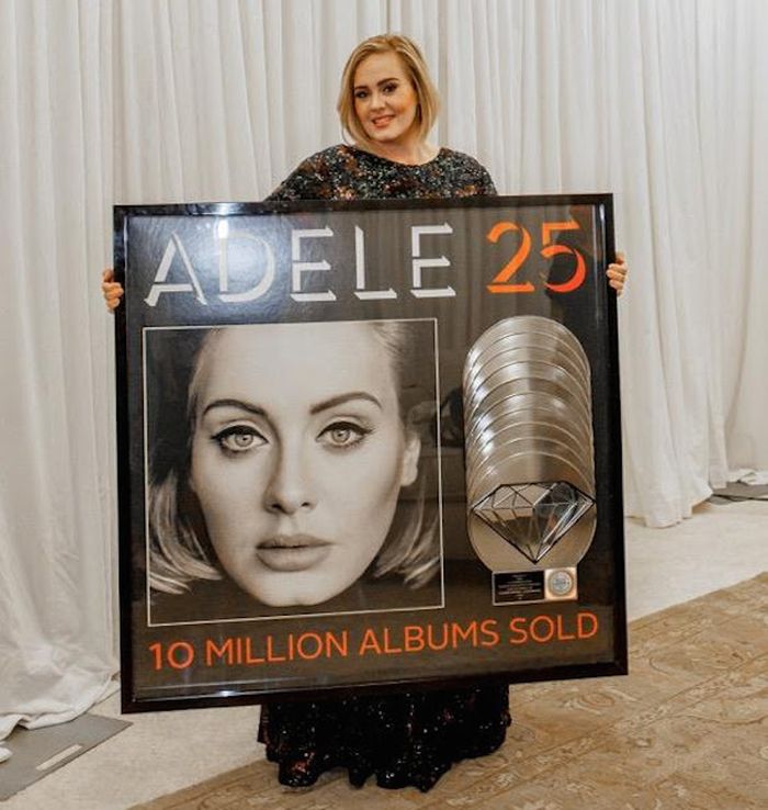 https://images.rockol.it/LPJFQJ-thEUHPsoeyvQszcU7X04=/700x0/smart/http%3A%2F%2Fstatic.stereogum.com%2Fuploads%2F2016%2F09%2FAdele-goes-diamond-1474984948.jpg