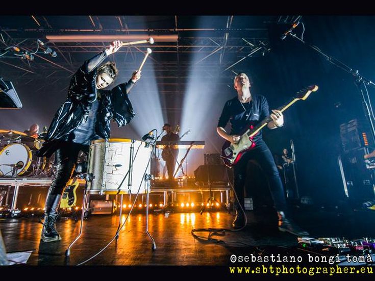 Gli islandesi Of Monsters And Men suonano in una distilleria di whisky