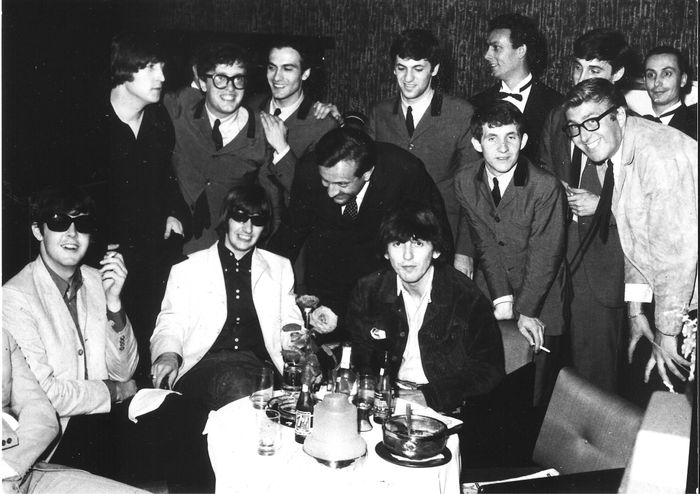 https://images.rockol.it/LiuWJzRnhfWKrFhn_v2lUyPEY7c=/700x0/smart/rockol-img/img/foto/upload/the-beatles-al-charly-max-24-6-1965-mal-evans-e-c-m-asnaghi.jpg