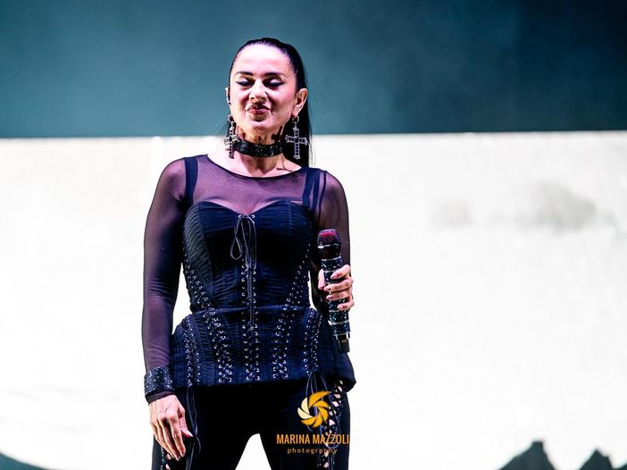 &lsquo;Vamos a bailar&rsquo; &egrave; n.1: Paola &amp; Chiara la fanno tradurre a Gary Kemp