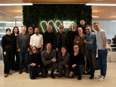 Luciano Ligabue e lo staff di Warner Music Italia